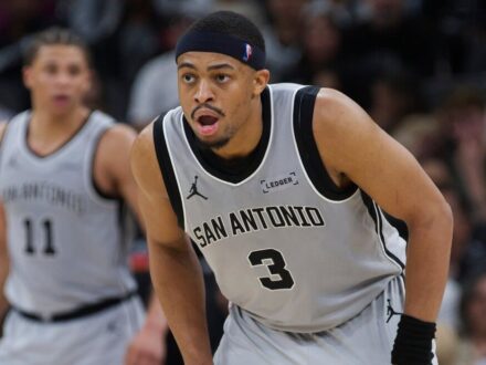 NBA／和傳奇吉諾布里並肩 馬刺強森獲年度最佳第六人31分鐘 以前NBA今天公佈年度最佳第六人獎項，馬刺隊前鋒強森（Keldon Johnson）加入球隊傳奇「阿根…