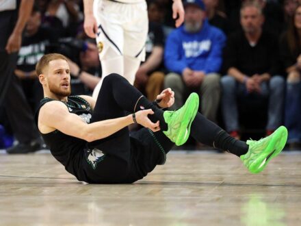 NBA／只打79秒 迪文森佐右腳阿基里斯腱撕裂賽季報銷14小時 以前灰狼隊今天雖以112：96擊敗金塊隊，季後賽首輪取得3勝1敗「聽牌」優勢，但兩位先發迪文森佐（Do…