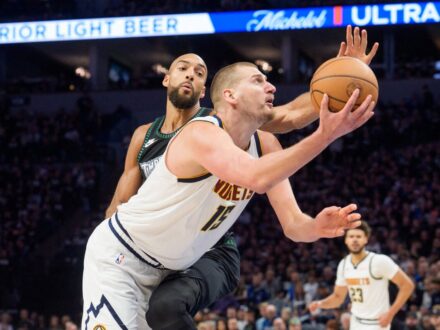 NBA／1勝3敗絕境仍對金塊有信心 約柯奇讚戈貝爾防守出色9小時 以前金塊未能把握迪文森佐（Donte DiVincenzo）與愛德華（Anthony Edwards）…