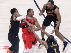 NBA／巴瑞特談末節撿球衝突 直言哈登行為「很不尊重」騎士今天在首輪第五戰以125：120擊敗暴龍，率先於系列賽聽牌，但騎士後衛哈登（James Har…