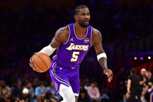 NBA／統治禁區狂摘10進攻籃板 湖人艾頓：季後賽沒偷懶空間 湖人隊中鋒艾頓（Deandre Ayton）常常偷懶受球迷指責，今天他統治禁區，拿下18分17籃板…