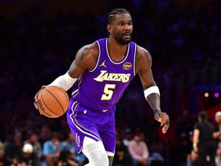 NBA／統治禁區狂摘10進攻籃板 湖人艾頓：季後賽沒偷懶空間 湖人隊中鋒艾頓（Deandre Ayton）常常偷懶受球迷指責，今天他統治禁區，拿下18分17籃板…