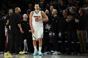 NBA／稱金塊一輪遊全隊都該被開除 約柯奇：我們離冠軍還很遠12小時 以前身為2023年的NBA總冠軍，金塊隊卻在今年季後賽首輪踢到鐵板，面對缺少頭號球星愛德華（Antho…