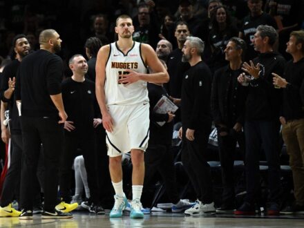 NBA／稱金塊一輪遊全隊都該被開除 約柯奇：我們離冠軍還很遠12小時 以前身為2023年的NBA總冠軍，金塊隊卻在今年季後賽首輪踢到鐵板，面對缺少頭號球星愛德華（Antho…