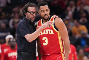 NBA／47分慘敗仍獲高層力挺 傳老鷹將啟動談判續留主帥史奈德12小時 以前老鷹在沒有退路的第6戰以89比140慘敗尼克，遭到淘汰出局，其中半場更以36比83落後多達47分，…