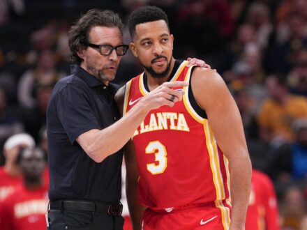NBA／47分慘敗仍獲高層力挺 傳老鷹將啟動談判續留主帥史奈德12小時 以前老鷹在沒有退路的第6戰以89比140慘敗尼克，遭到淘汰出局，其中半場更以36比83落後多達47分，…