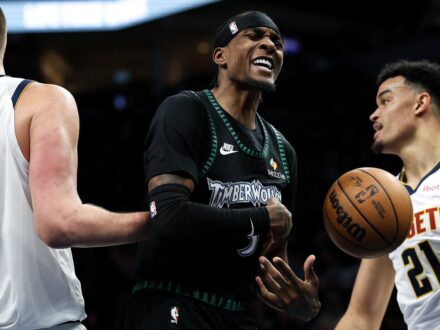 NBA／助灰狼淘汰金塊 麥克丹尼爾斯：我說了很多並用實力證明12小時 以前面對主力後衛群全數掛傷號的絕境，灰狼隊今天展現驚人韌性，靠著前鋒麥克丹尼爾斯（Jaden McDa…