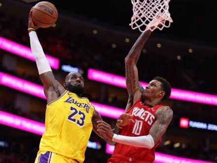 NBA／詹姆斯28分領湖人G6收拾火箭 第二輪強碰衛冕軍雷霆 在系列賽連兩戰關門未果後，湖人今天在系列賽第6場比賽，靠著詹姆斯（LeBron James）和八村…