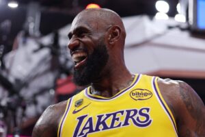 NBA／湖人太菜少體驗客場關門戰 41歲詹皇帶頭衝：打出氣勢很重要 41歲的詹姆斯（LeBron James）今天攻下全場最高28分，率洛杉磯湖人98比78順利拿下西…