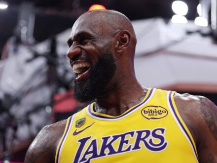 NBA／湖人太菜少體驗客場關門戰 41歲詹皇帶頭衝：打出氣勢很重要 41歲的詹姆斯（LeBron James）今天攻下全場最高28分，率洛杉磯湖人98比78順利拿下西…