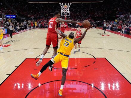 NBA／湖人壓迫火箭創本季得分新低 詹姆斯：贏球關鍵在執行力 洛杉磯湖人在西區季後賽首輪第6戰展現高壓迫防守強度與穩定進攻火力，靠著詹姆斯（LeBron Jam…
