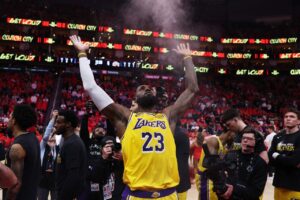 NBA／41歲詹姆斯仍主宰季後賽狂寫紀錄 隊友「山羊叫聲」致敬偉大 洛杉磯湖人在西區首輪第6戰以98比78擊落火箭，系列賽4比2晉級第二輪，41歲老漢詹姆斯（LeBr…