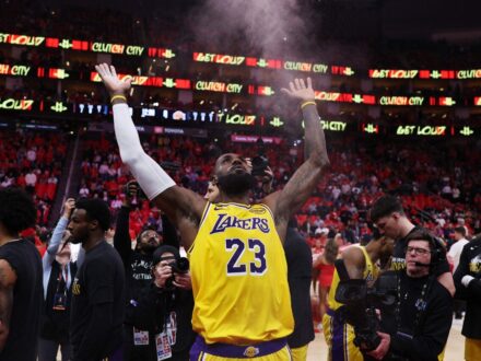 NBA／41歲詹姆斯仍主宰季後賽狂寫紀錄 隊友「山羊叫聲」致敬偉大 洛杉磯湖人在西區首輪第6戰以98比78擊落火箭，系列賽4比2晉級第二輪，41歲老漢詹姆斯（LeBr…