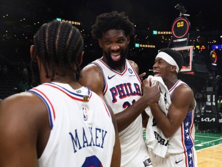 NBA／史上第14隊「1：3」大逆襲！76人粉碎「恐綠症」 終結44年對戰宿命 費城76人在東區季後賽首輪上演史詩級逆轉，在波士頓客場以109比100拿下勝利，不僅以4勝3敗淘汰…