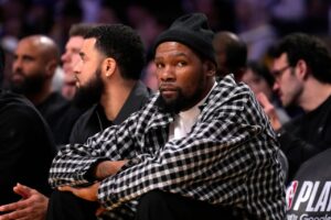 NBA／「小帳風波」釀禍！美媒透露火箭考慮交易杜蘭特10小時 以前在昨日第6戰78：98不敵湖人後，火箭在本賽季正式劃下句點，系列賽比分2：4止步首輪。賽季才剛結束…
