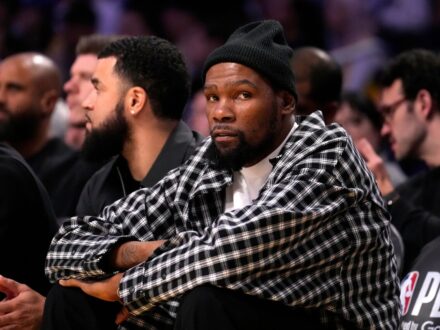 NBA／「小帳風波」釀禍！美媒透露火箭考慮交易杜蘭特10小時 以前在昨日第6戰78：98不敵湖人後，火箭在本賽季正式劃下句點，系列賽比分2：4止步首輪。賽季才剛結束…