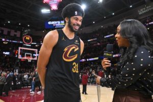 NBA／騎士中鋒G7關門戰神數據 隊史僅18年「全力詹」辦到14小時 以前騎士先發中鋒艾倫（Jarrett Allen）今日在G7對暴龍關鍵之戰扮演內線殺器，不僅進攻端繳全…