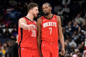 NBA／KD對火箭休息室有負面影響？美媒：消耗年輕球員心氣16小時 以前火箭隊季前因杜蘭特（Kevin Durant）加盟備受期待，結果季後賽首輪就被湖人隊淘汰。如今ES…