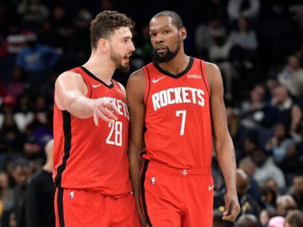 NBA／KD對火箭休息室有負面影響？美媒：消耗年輕球員心氣16小時 以前火箭隊季前因杜蘭特（Kevin Durant）加盟備受期待，結果季後賽首輪就被湖人隊淘汰。如今ES…