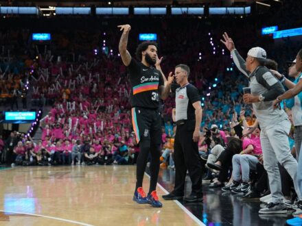 NBA／馬刺最後一擊未喊暫停引熱議 主帥肯定投籃選擇：機會很好可惜沒進 馬刺在西區第二輪首戰以102比104不敵灰狼，最後關鍵一波進攻沒有選擇喊暫停布置戰術，也引發外界討…