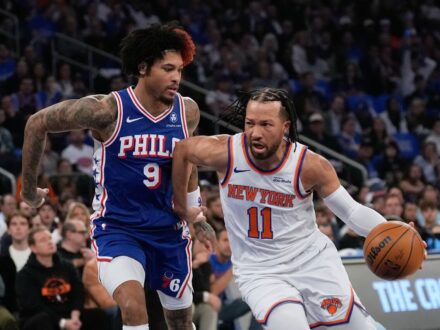 NBA／奪冠有望？連3戰大勝至少25分 尼克狂寫歷史新紀錄 紐約尼克在今年季後賽中展現令人屏息的絕佳狀態，這支充滿能量的球隊正以行動證明，在去年爭冠失利後，他…