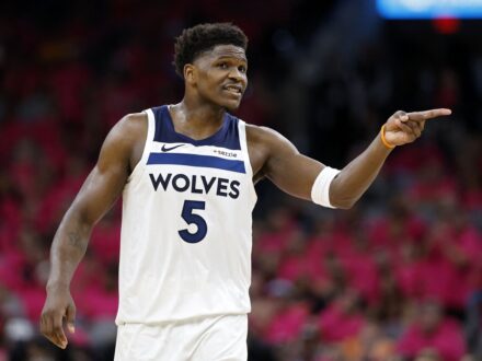 NBA／愛德華回歸嚇到隊友 康利：沒人想得到季後賽首輪受傷的灰狼隊球星愛德華（Anthony Edwards），今天第二輪首戰不但復出，面對馬…