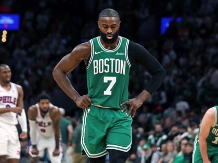 NBA／質疑裁判吹判有「目的性」 塞爾蒂克布朗遭罰162萬 塞爾蒂克隊明星前鋒布朗（Jaylen Brown）在季後賽首輪止步後，心中怒火仍未平息，近日直播時…