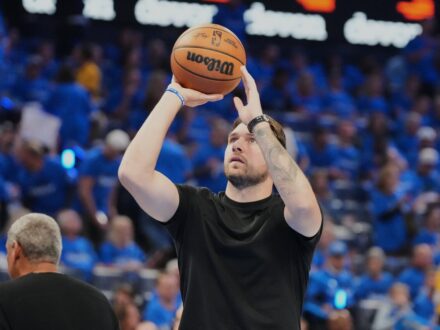 NBA／談湖人只拿90分 詹姆斯：少了個場均攻下37分的人 湖人隊今天碰衛冕軍雷霆隊以90：108落敗，第二輪系列賽出師不利，當家球星「小皇帝」詹姆斯（LeB…
