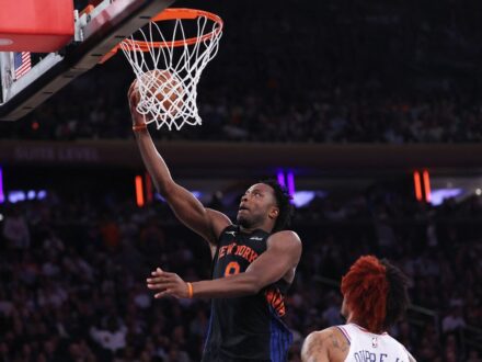 NBA／先發大將阿努諾比G2傷退 尼克相信會有人挺身而出 尼克隊今天在拉鋸戰以108：102力退76人隊，系列賽取得2勝0敗優勢，不過今天表現亮眼的前鋒阿努…