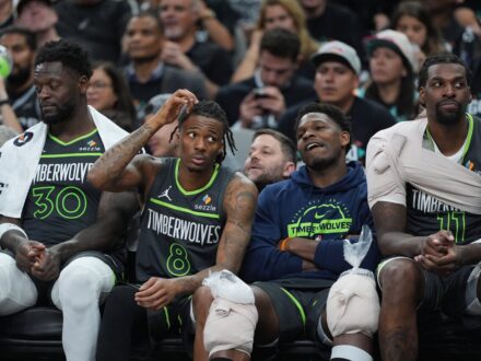 NBA／早就警告馬刺將反撲 愛德華引用媽媽的話：鐵齒的人會遭殃 灰狼隊今天在西區季後賽第二輪第二戰，以38分差距慘敗給馬刺隊，遭到馬刺扳平戰局，當家球星愛德華（A…