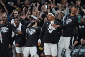 NBA／馬刺首戰輸球後大爆發 溫班亞瑪：我們有自尊心一定要反擊 在系列賽首戰以2分差距與勝利擦身而過後，馬刺隊今天拒絕重蹈覆轍，在溫班亞瑪（Victor Wemb…