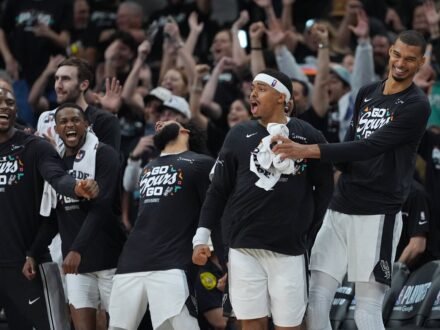 NBA／馬刺首戰輸球後大爆發 溫班亞瑪：我們有自尊心一定要反擊 在系列賽首戰以2分差距與勝利擦身而過後，馬刺隊今天拒絕重蹈覆轍，在溫班亞瑪（Victor Wemb…