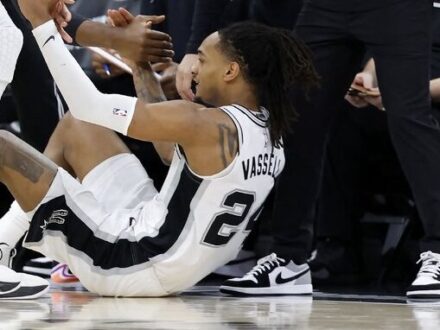 NBA／影子籃球員綠間？馬刺瓦賽爾秀「空中接力三分」神技 馬刺隊今天以133：95輕取灰狼隊，第三節夏帕尼（Julian Champagnie）與瓦賽爾（D…