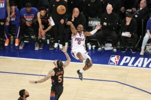 NBA／第四節進攻當機 76人教頭嘆沒把握住機會 季後賽第二輪首戰慘輸39分的76人隊，今天和尼克隊一路緊咬比分，兩隊互換領先25次，但決勝節卻出現…