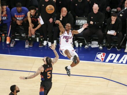 NBA／第四節進攻當機 76人教頭嘆沒把握住機會 季後賽第二輪首戰慘輸39分的76人隊，今天和尼克隊一路緊咬比分，兩隊互換領先25次，但決勝節卻出現…