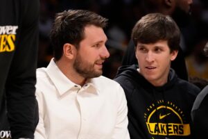 NBA／名嘴痛批湖人里夫斯季後賽消失 唐西奇鼓勵：做自己就好 季後賽第二輪G1湖人隊以90：108輸給雷霆隊，「鄉村曼巴」里夫斯（Austin Reaves）表…