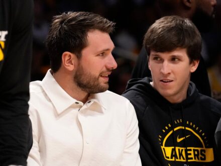 NBA／名嘴痛批湖人里夫斯季後賽消失 唐西奇鼓勵：做自己就好 季後賽第二輪G1湖人隊以90：108輸給雷霆隊，「鄉村曼巴」里夫斯（Austin Reaves）表…