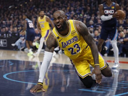 NBA／抱怨裁判都不吹雷霆犯規 湖人主帥：詹皇是哨最少球星 季後賽首輪雷霆與太陽隊交手時，裁判成比賽焦點。第二輪雷霆與湖人交手，G2再度發生吹罰尺度爭議，湖人…
