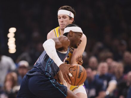 NBA／里夫斯痛苦倒地引熱議！肇事者SGA：不是故意想傷人 雷霆今日在西區季後賽第二輪G2以125：107擊敗湖人，系列賽取得2：0領先。不過整場比賽火藥味十…