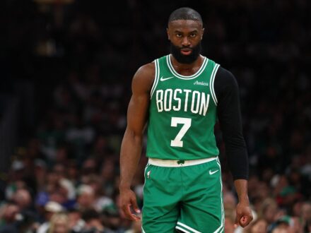 NBA ／名記爆料不是字母哥！「爵士」已成布朗交易熱門人選 隨著塞爾蒂克本季提前於季後賽出局，球隊內部氣氛與未來方向也開始出現各種討論。其中，球星布朗（Jay…