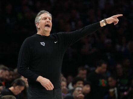 NBA／托尼兄弟執法「失控」？灰狼主帥怒噴：把那3秒還我11小時 以前灰狼今日在西區季後賽第二輪G3主場以108：115不敵馬刺，系列賽陷入1：2落後。不過比賽過程中，…