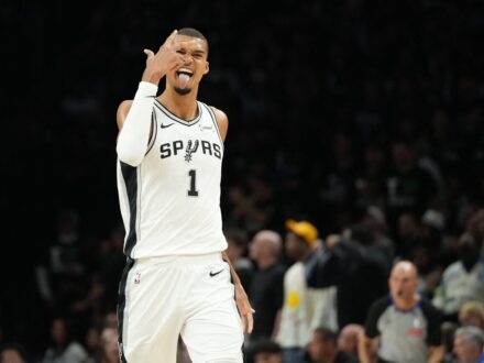 NBA／「我就是為大場面而生！」 溫班亞瑪攻防一體接管戰局 喊話系列賽還沒結束 儘管頂著5次犯規麻煩在身，溫班亞瑪（Victor Wembanyama）卻是在第四節宰制整個局面，…