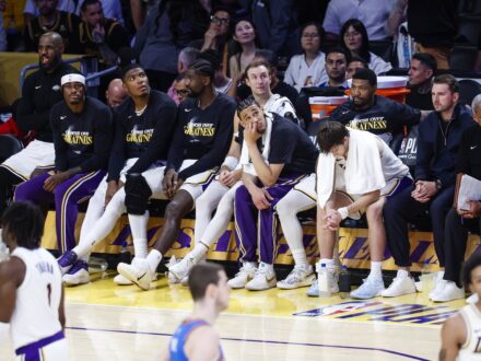 NBA／感嘆湖人又被雷霆打爆 主帥自信：我們仍然可以打敗他們12小時 以前湖人今日G3返回洛杉磯自家主場迎戰雷霆，然而比賽劇本依舊熟悉，上半場打完領先的紫金軍團，卻在易籃後…