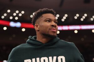 NBA／美媒更新字母哥最新動向 指東區一支勁旅最有機會角逐 有關公鹿當家球星「字母哥」安戴托昆波（Giannis Antetokounmpo）的交易傳聞仍在持…
