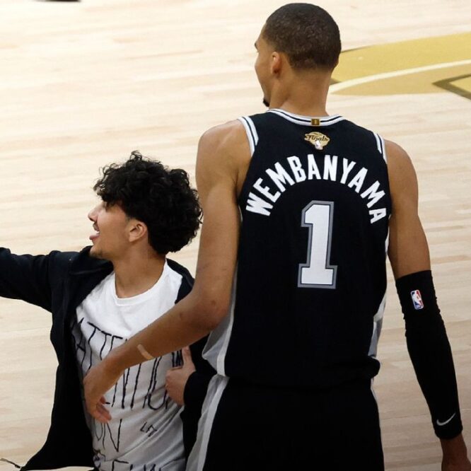 球迷因NBA总决赛自拍闯入球场被终身禁赛