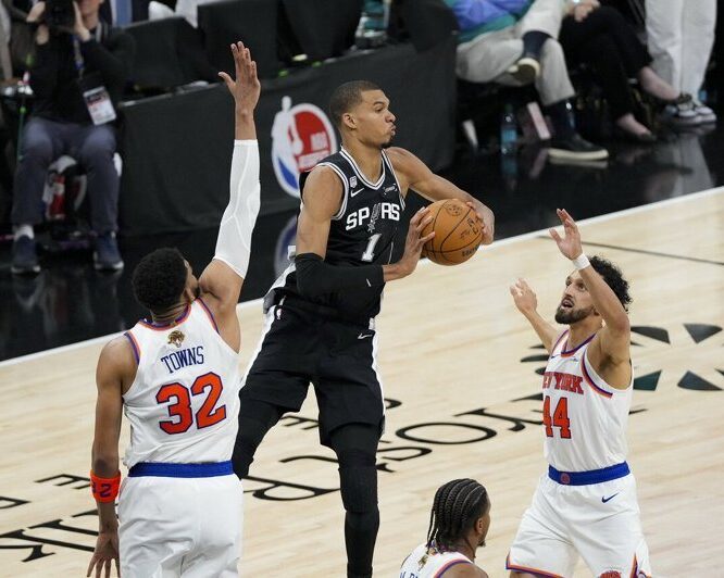 NBA/靠團隊合作努力壓制溫班亞瑪 唐斯盛讚:史上獨一無二天才