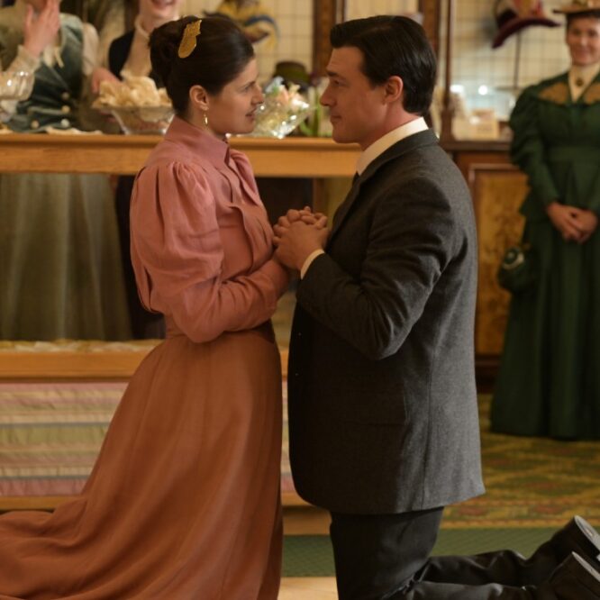 《Hershey》传记片预告引爆热议!Finn Wittrock、Alexandra Daddario演绎平价巧克力巨头创业辛酸史,观众热议看点全解析
