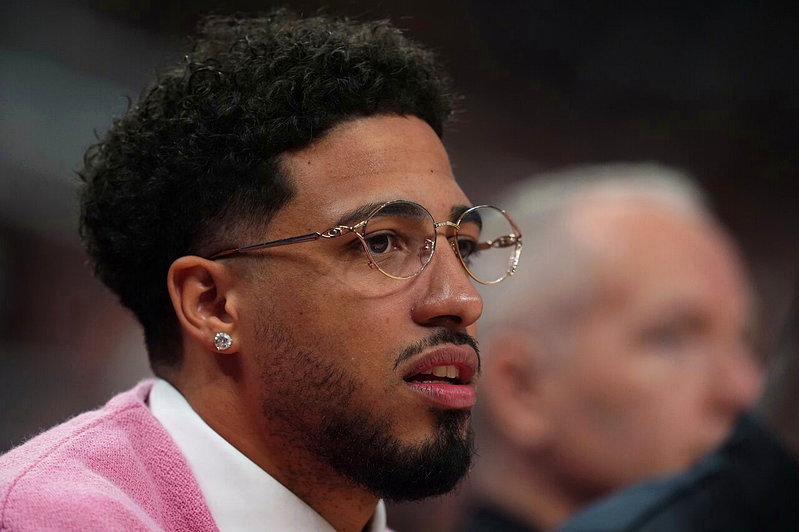 NBA/溜馬開幕戰沒主場還打鵜鶘! 哈利伯頓不滿復出戰「待遇」 2026-08-15 溜馬球星哈利伯頓(TyreseHaliburton)本季將迎來傷癒復出,然而近日他對自己傷癒復出的...