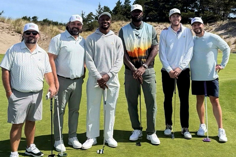 NBA/當對手之前先合體 詹姆斯和里夫斯高球場揮桿 2026-08-17 「小皇帝」詹姆斯(LeBronJames)雖離開湖人隊,和前隊友關係仍密切,他在夏天最後的假期尾聲...