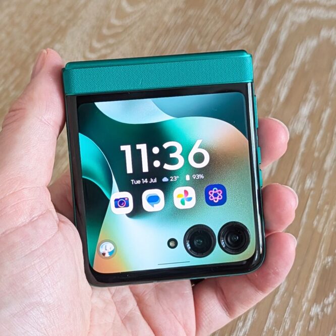 Motorola Razr 2026评测：中端翻盖手机新标杆？优点突出，但也留下了遗憾